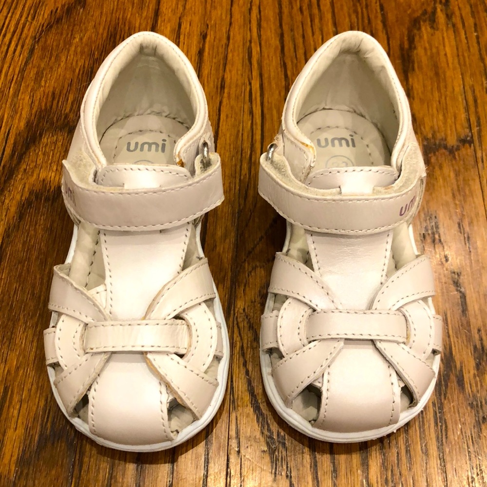 Umi Girls size 7 sandals